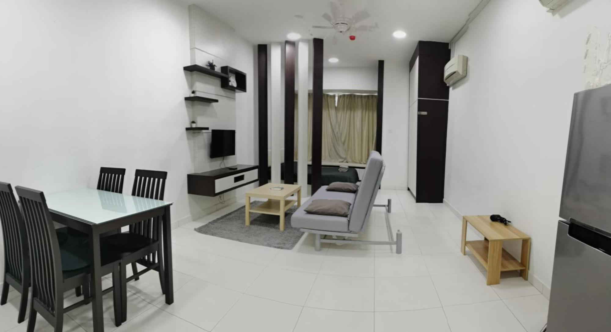 Shawn Akademic Pool View @ Mount Austin Apartemen *
