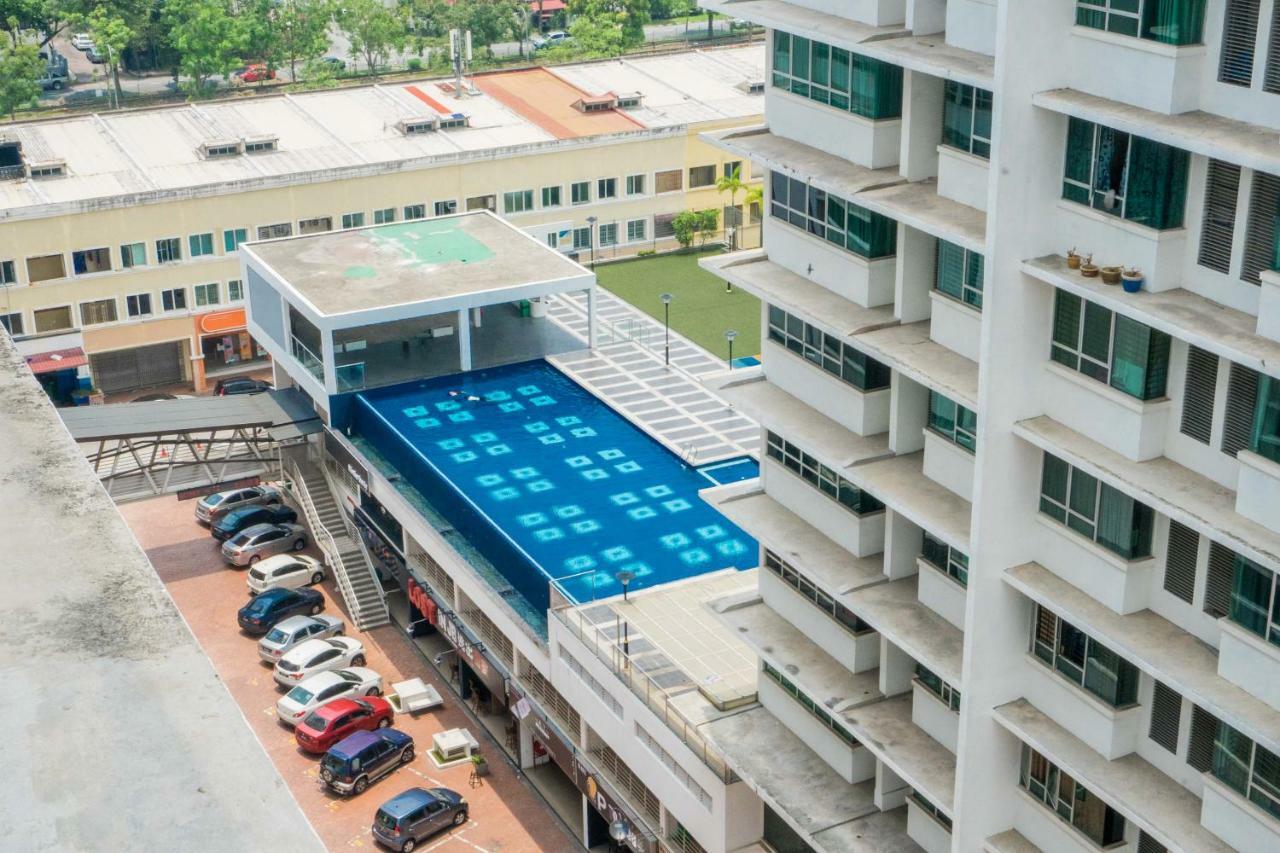 Shawn Akademic Pool View @ Mount Austin Apartemen *